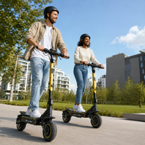Wheely - H7: un hombre y una mujer con casco van cada uno en un patinete eléctrico negro y amarillo en un parque