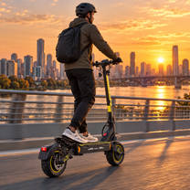 Hombre con mochila visto de espaldas conduce un Wheely - H7 por un puente al atardecer con el perfil de la ciudad