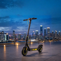Patinete eléctrico Wheely J04 en vista frontal en ángulo en un ambiente nocturno