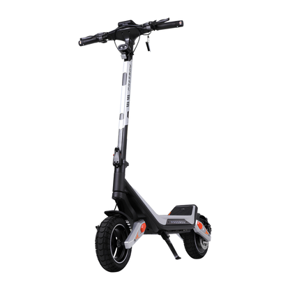 Wheely - J18 patinete eléctrico visto en diagonal desde delante con manillar, barra, rueda delantera y plataforma