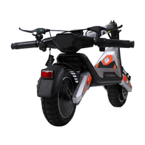 Wheely - J18 visto desde atrás con manillar, pantalla, guardabarros trasero y luz trasera