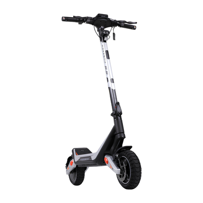 Wheely - J18 patinete eléctrico visto en diagonal desde delante con manillar, faro y rueda delantera