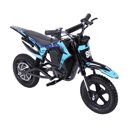 Wheely - Y3 moto eléctrica en negro y azul, vista en ángulo desde delante por la izquierda, con sillín, manillar y neumáticos todoterreno