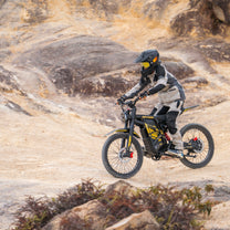 Hombre montando la bicicleta eléctrica ZONVEER ZX3 por un sendero