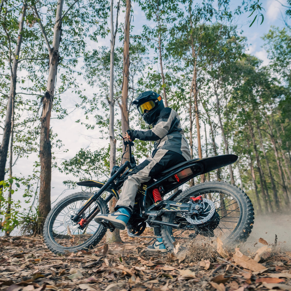 Hombre montando la bicicleta eléctrica ZONVEER ZX3 en el bosque