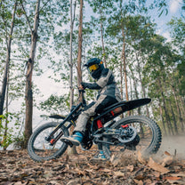 Hombre montando la bicicleta eléctrica ZONVEER ZX3 en el bosque
