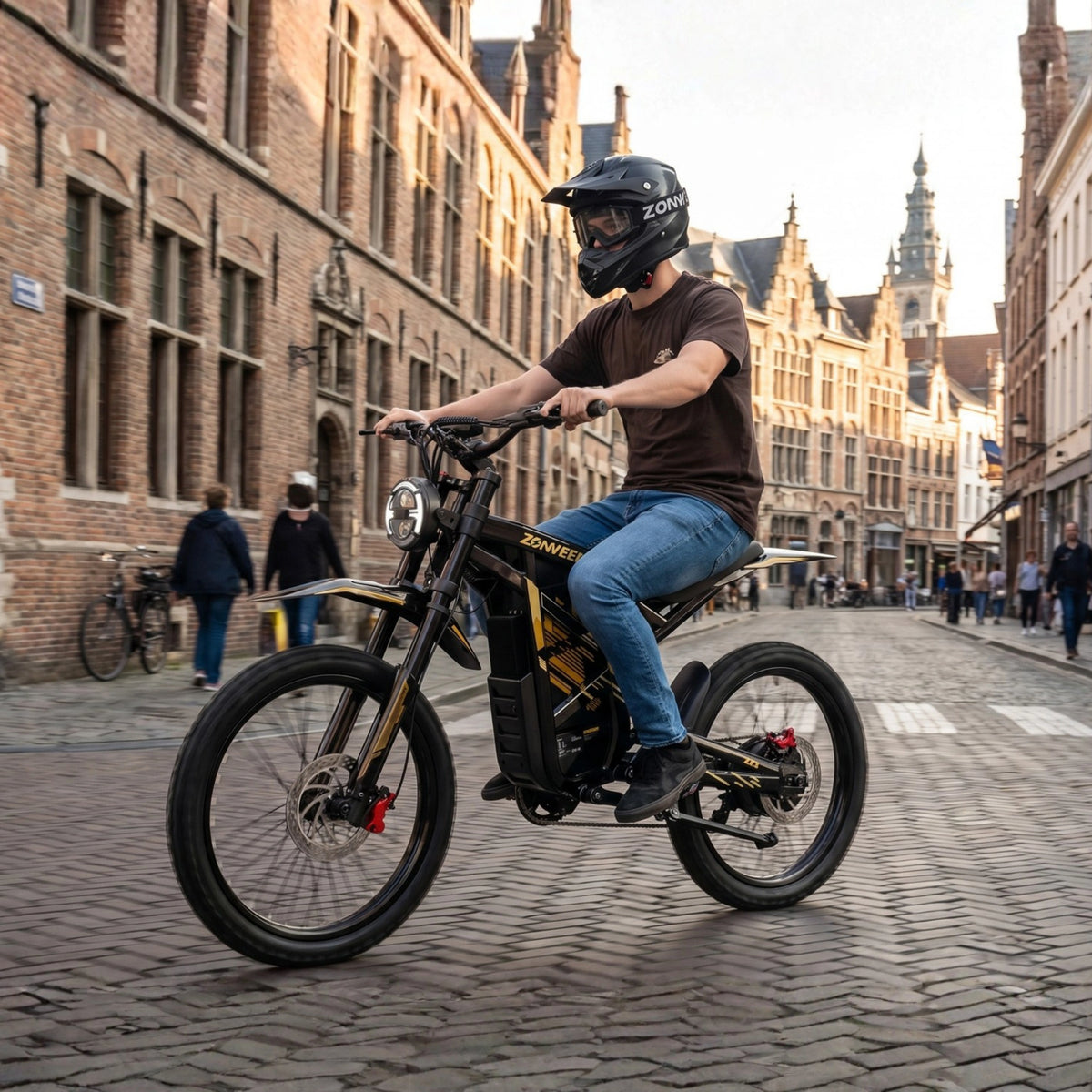 Hombre montando la bicicleta eléctrica ZONVEER ZX3 por la ciudad