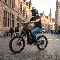 Hombre montando la bicicleta eléctrica ZONVEER ZX3 por la ciudad