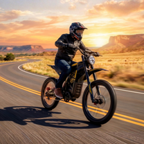 Hombre montando la bicicleta eléctrica ZONVEER ZX3 por la carretera al atardecer