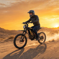 Hombre montando la bicicleta eléctrica ZONVEER ZX3 al atardecer