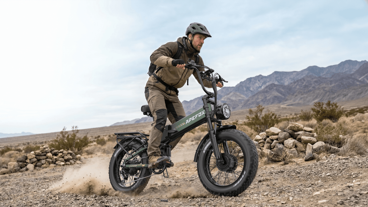 Persona montando la bicicleta eléctrica plegable fat bike APEFOX RH20 sobre el césped