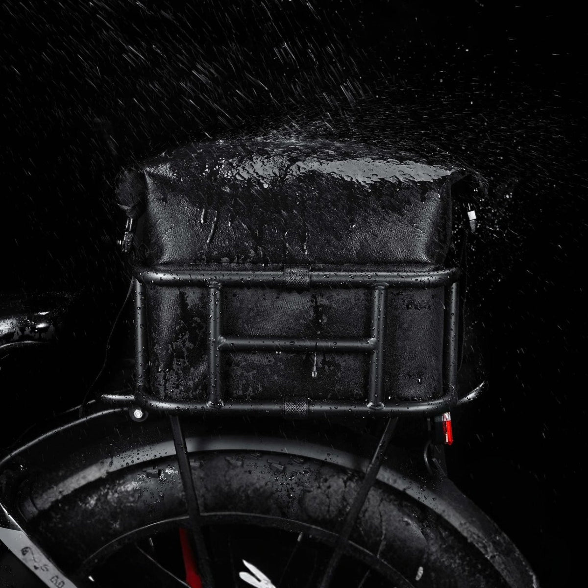 Cesta trasera para bicicleta eléctrica con salpicaduras de agua