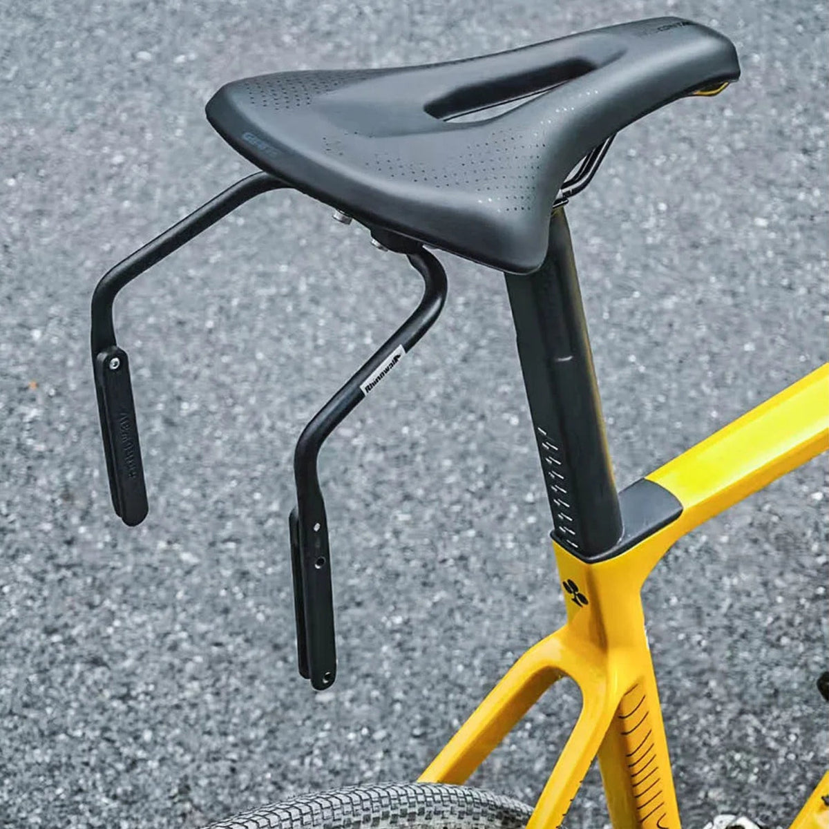 Soporte de aluminio para tija de sillín para alforja trasera en la bicicleta, vista en ángulo