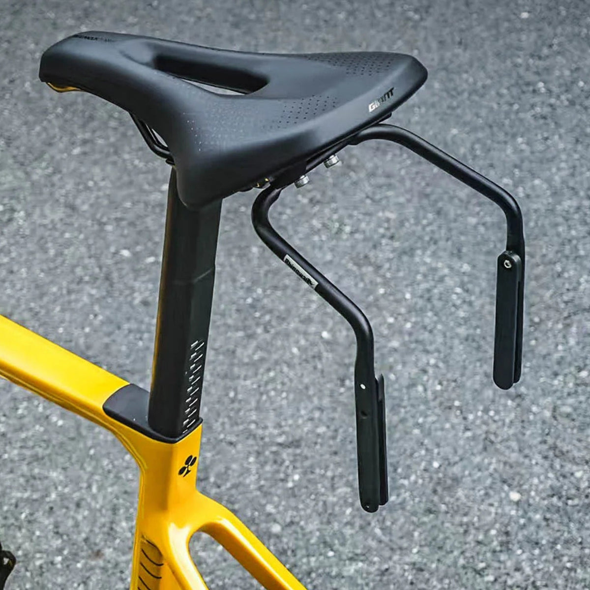 Soporte de aluminio para tija de sillín para alforja trasera en una bicicleta, vista lateral