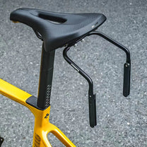 Soporte de aluminio para tija de sillín para alforja trasera en una bicicleta, vista lateral