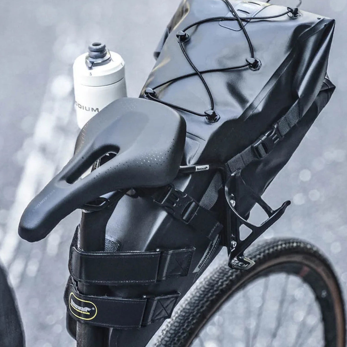 Soporte de aluminio para tija de sillín para alforja trasera con una bicicleta en primer plano