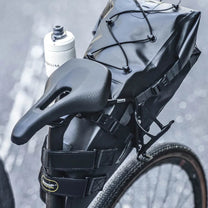Soporte de aluminio para tija de sillín para alforja trasera con una bicicleta en primer plano