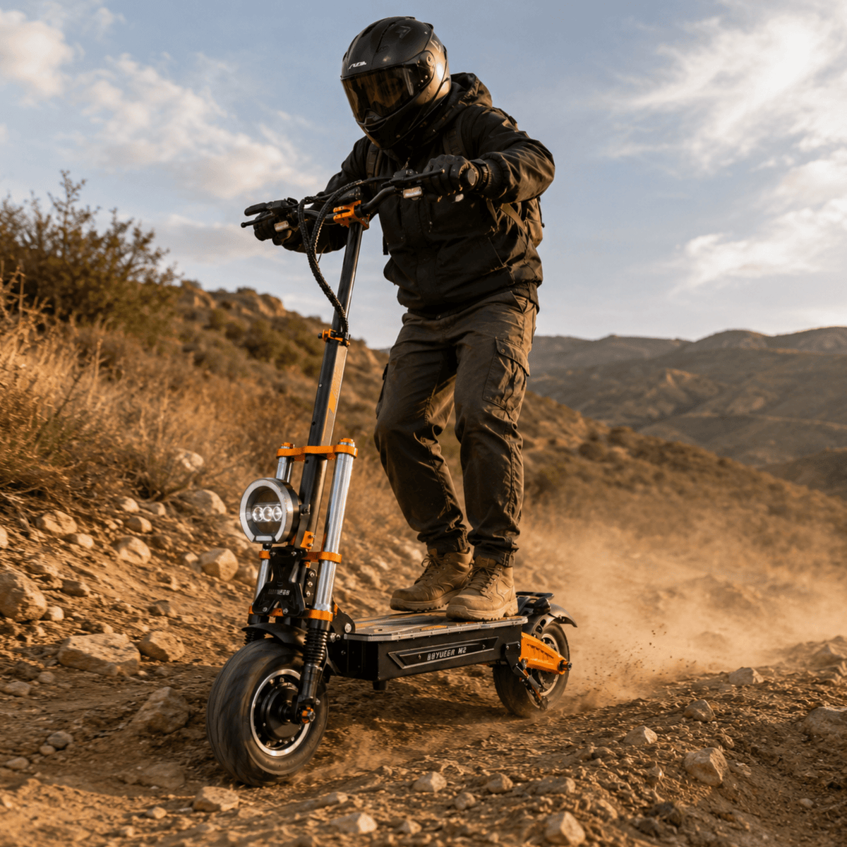 Piloto con el patinete eléctrico BOYUEDA M2 fuera de pista por un sendero