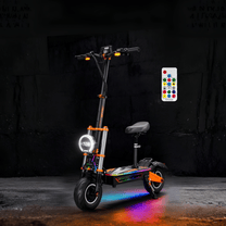 Patinete eléctrico BOYUEDA M2 con las luces encendidas en interior