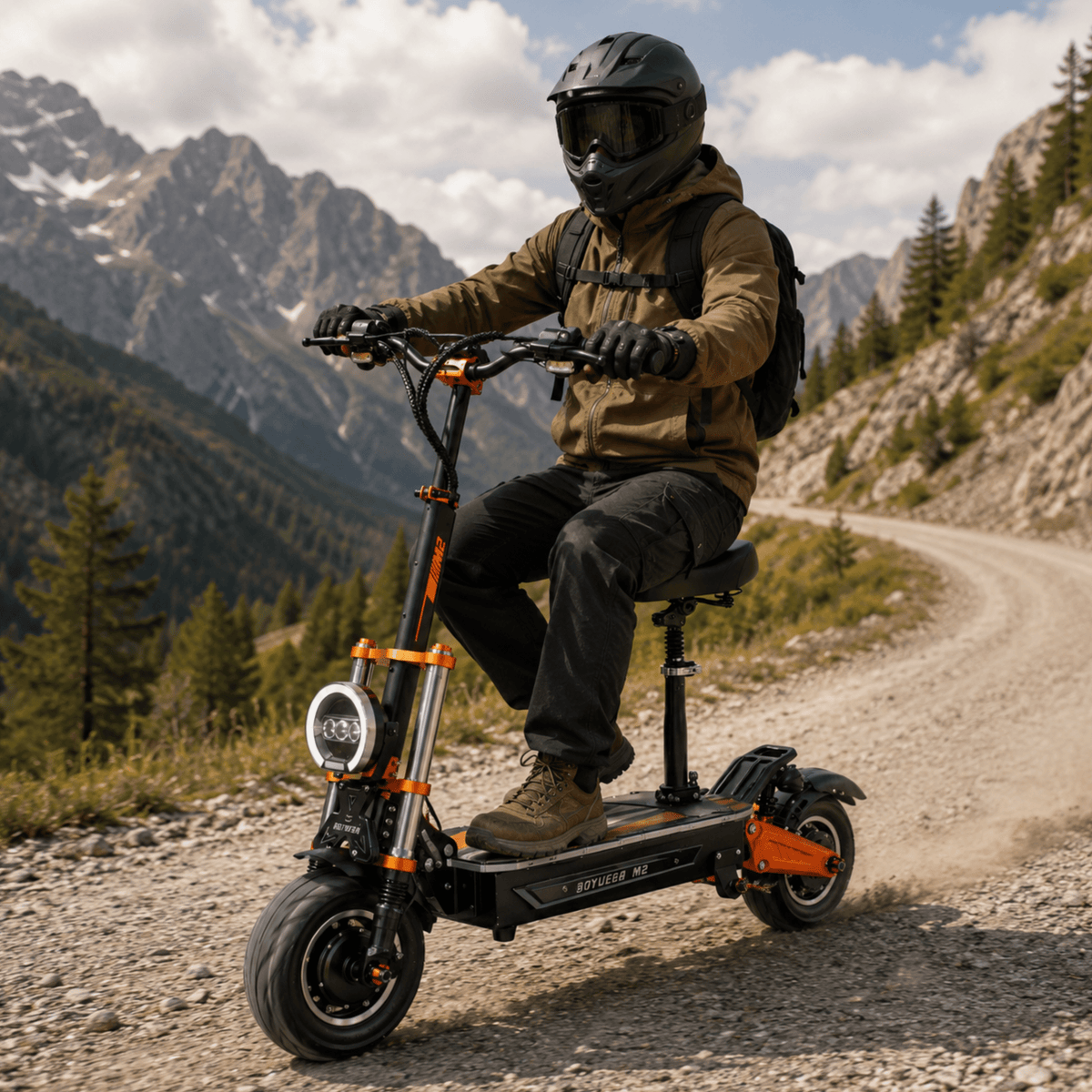 Piloto con el patinete eléctrico BOYUEDA M2 fuera de pista en la montaña