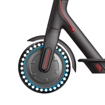 Neumático Honeycomb de 8,5" Dot & Line Edition para Xiaomi en uso sobre el patinete eléctrico
