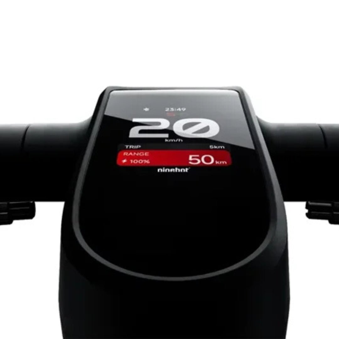 Pantalla para Ninebot Max G3 en el patinete eléctrico en primer plano