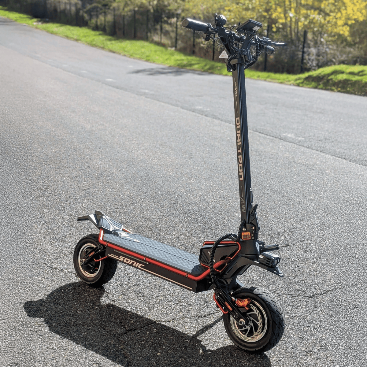 Patinete eléctrico DUALTRON Alien en vista frontal en ángulo en la carretera