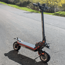Patinete eléctrico DUALTRON Alien en vista frontal en ángulo en la carretera