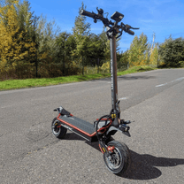 Patinete eléctrico DUALTRON Alien visto de lado en la carretera