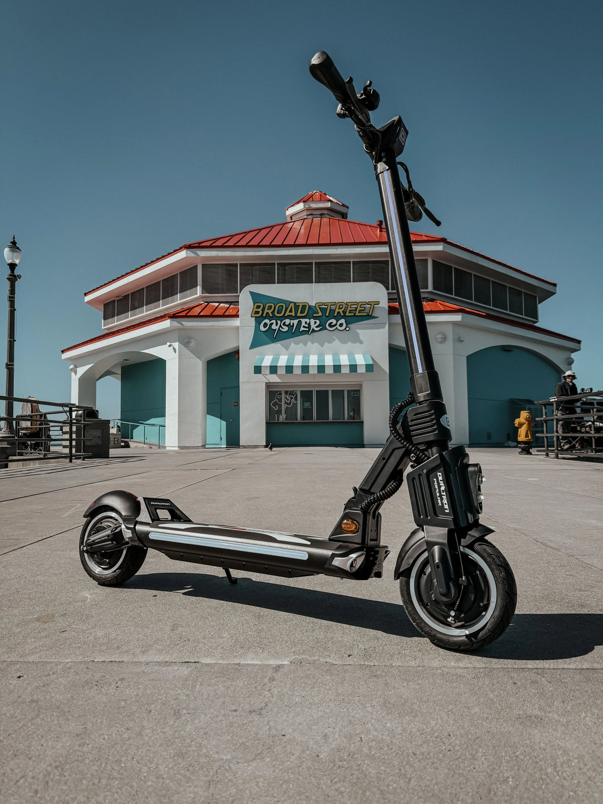 Patinete eléctrico DUALTRON POPULAR en vista frontal en ángulo en una calle