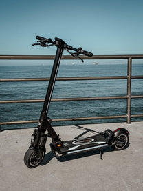 Patinete eléctrico DUALTRON POPULAR en vista frontal en ángulo bajo el sol
