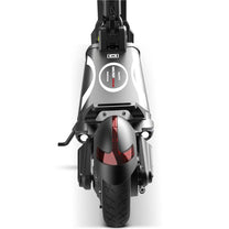 Patinete eléctrico DUALTRON POPULAR visto desde atrás en primer plano