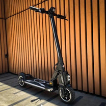 Patinete eléctrico DUALTRON POPULAR en vista frontal en ángulo en interior