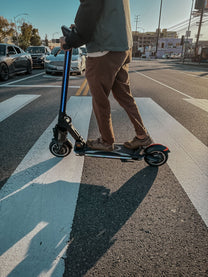 Persona montando el patinete eléctrico DUALTRON POPULAR por una calle