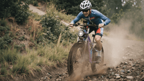 Piloto con la bicicleta eléctrica fat bike Duotts E26 fuera de pista en el bosque
