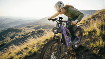 Hombre montando la bicicleta eléctrica fat bike Duotts E26 sobre el césped