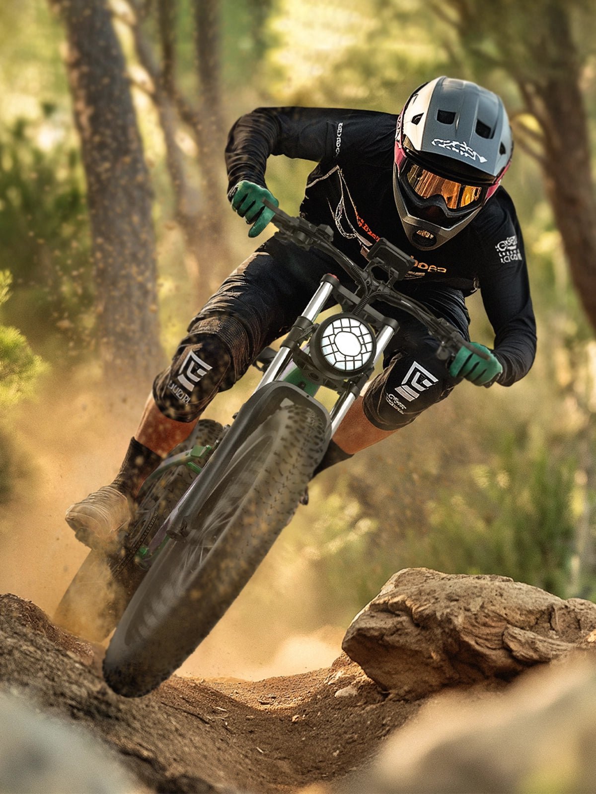 Piloto con la bicicleta eléctrica fat bike Duotts E26 fuera de pista