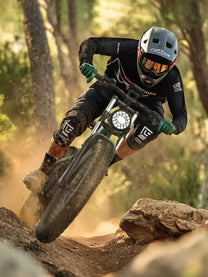 Piloto con la bicicleta eléctrica fat bike Duotts E26 fuera de pista