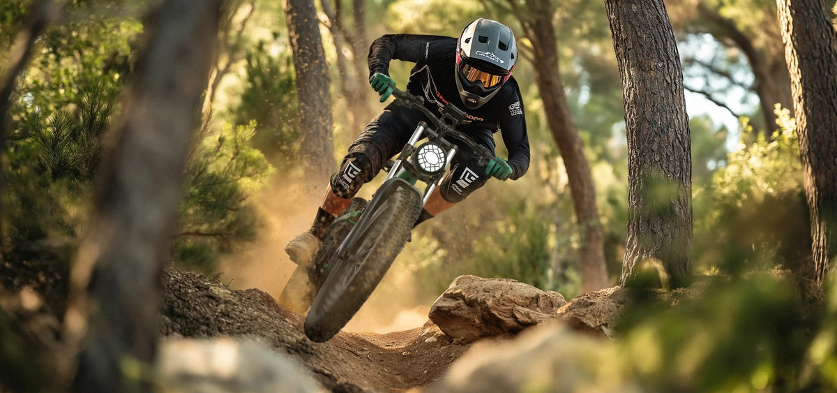 Piloto con la bicicleta eléctrica fat bike Duotts E26 fuera de pista