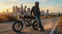 Hombre de pie junto a la bicicleta eléctrica fat bike Duotts F20 en la carretera