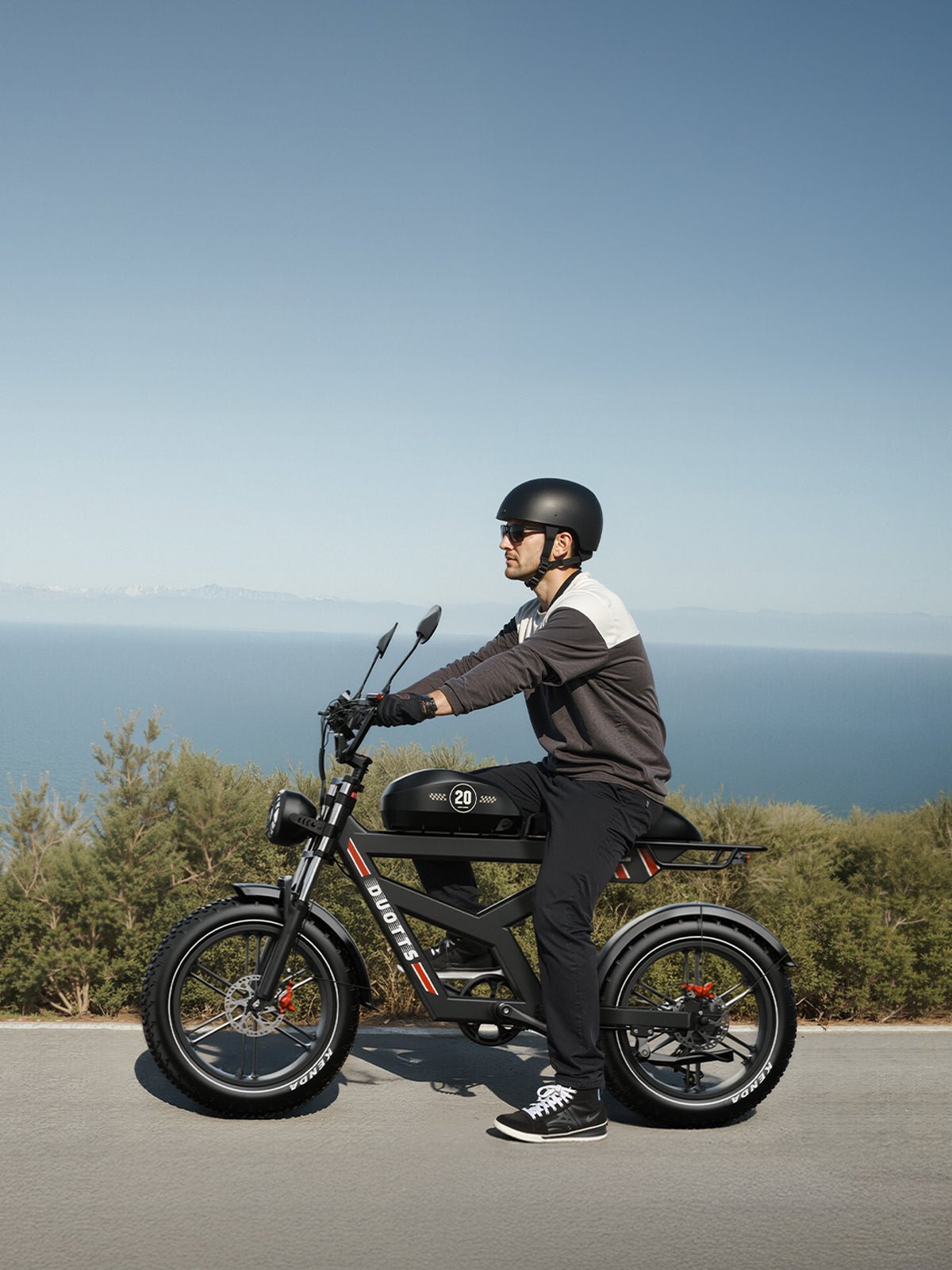 Hombre montando la bicicleta eléctrica fat bike Duotts F20 por la carretera