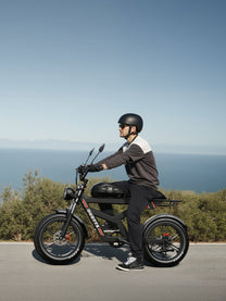 Hombre montando la bicicleta eléctrica fat bike Duotts F20 por la carretera