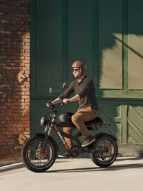 Hombre montando la bicicleta eléctrica fat bike Duotts F20 por la ciudad