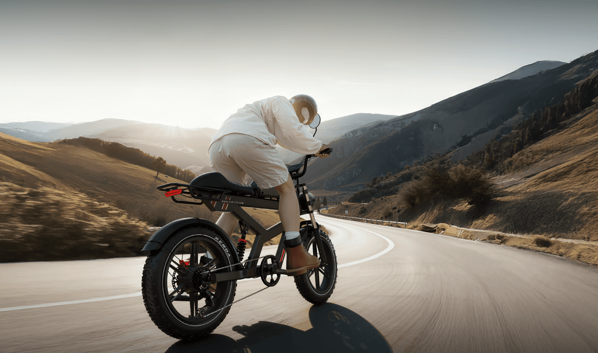 Hombre montando la bicicleta eléctrica fat bike Duotts F20 por la carretera