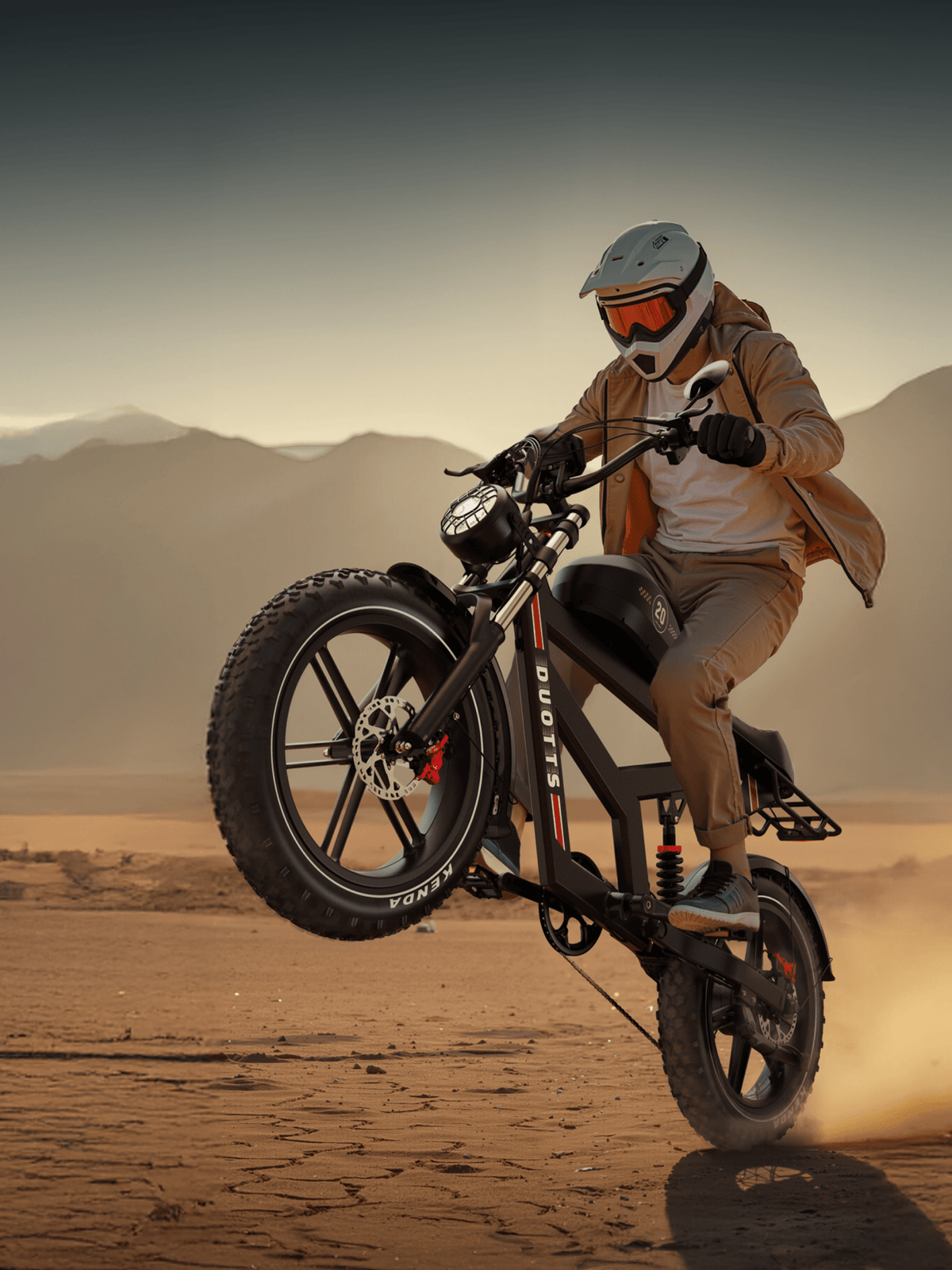 Piloto saltando con la bicicleta eléctrica fat bike Duotts F20