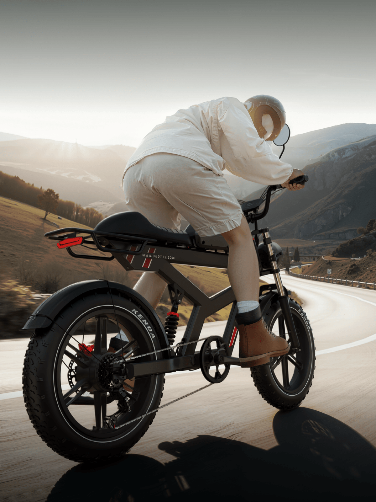 Piloto saltando con la bicicleta eléctrica fat bike Duotts F20