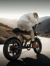 Piloto saltando con la bicicleta eléctrica fat bike Duotts F20