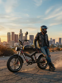 Hombre de pie junto a la bicicleta eléctrica fat bike Duotts F20 en la carretera al atardecer