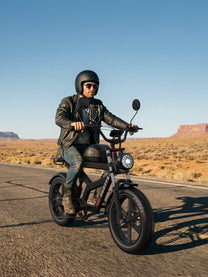 Hombre montando la bicicleta eléctrica fat bike Duotts F20 por la carretera