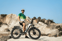 Piloto con la bicicleta eléctrica fat bike Duotts F26 fuera de pista